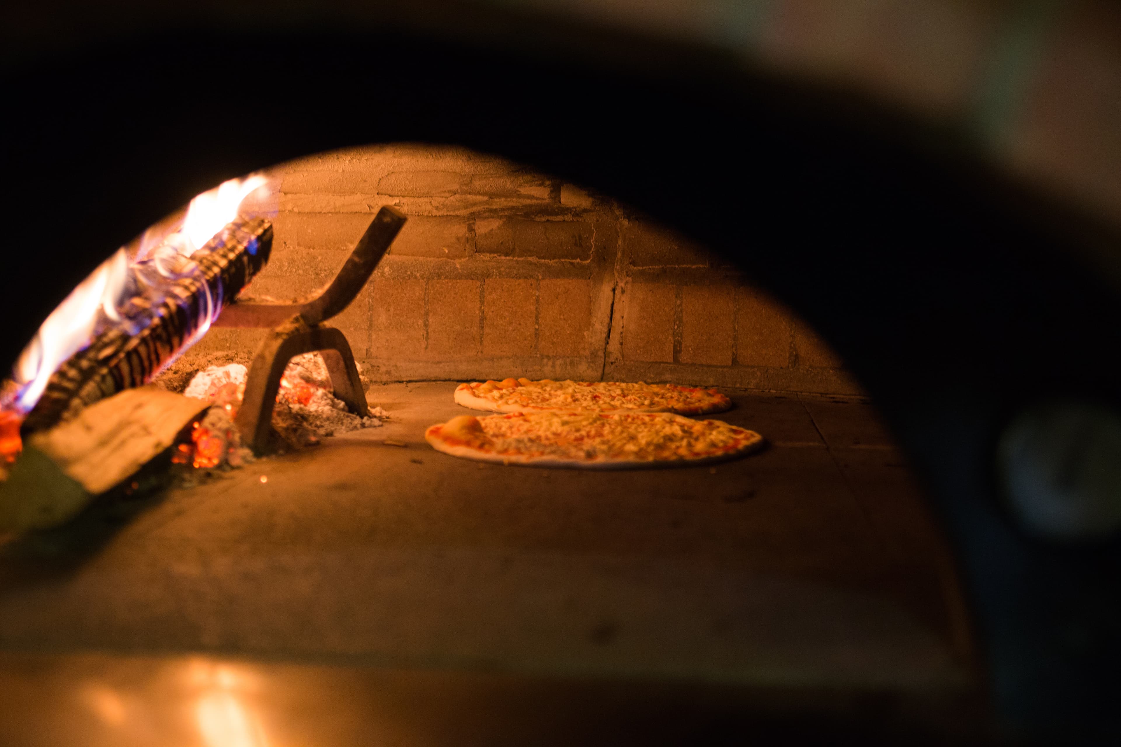 Perché i mattoni refrattari cuociono meglio la pizza