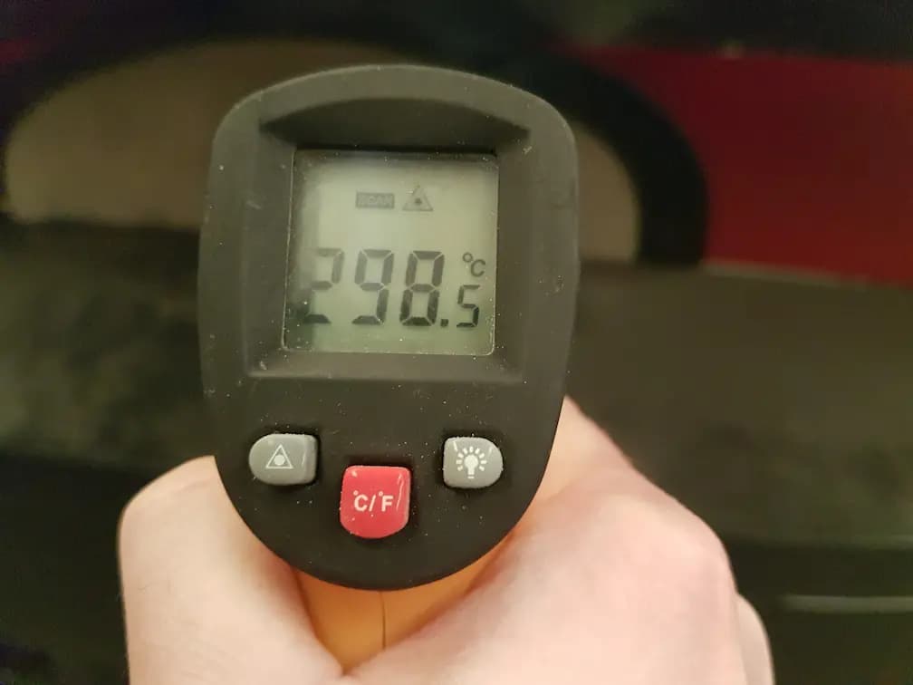 Termometro a infrarossi che misura 298.5 °C sul piano di cottura