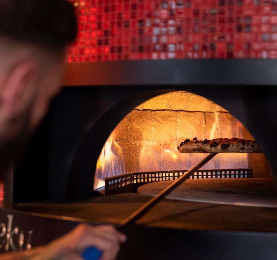 Ceky baking test — pizzaiolo at the oven