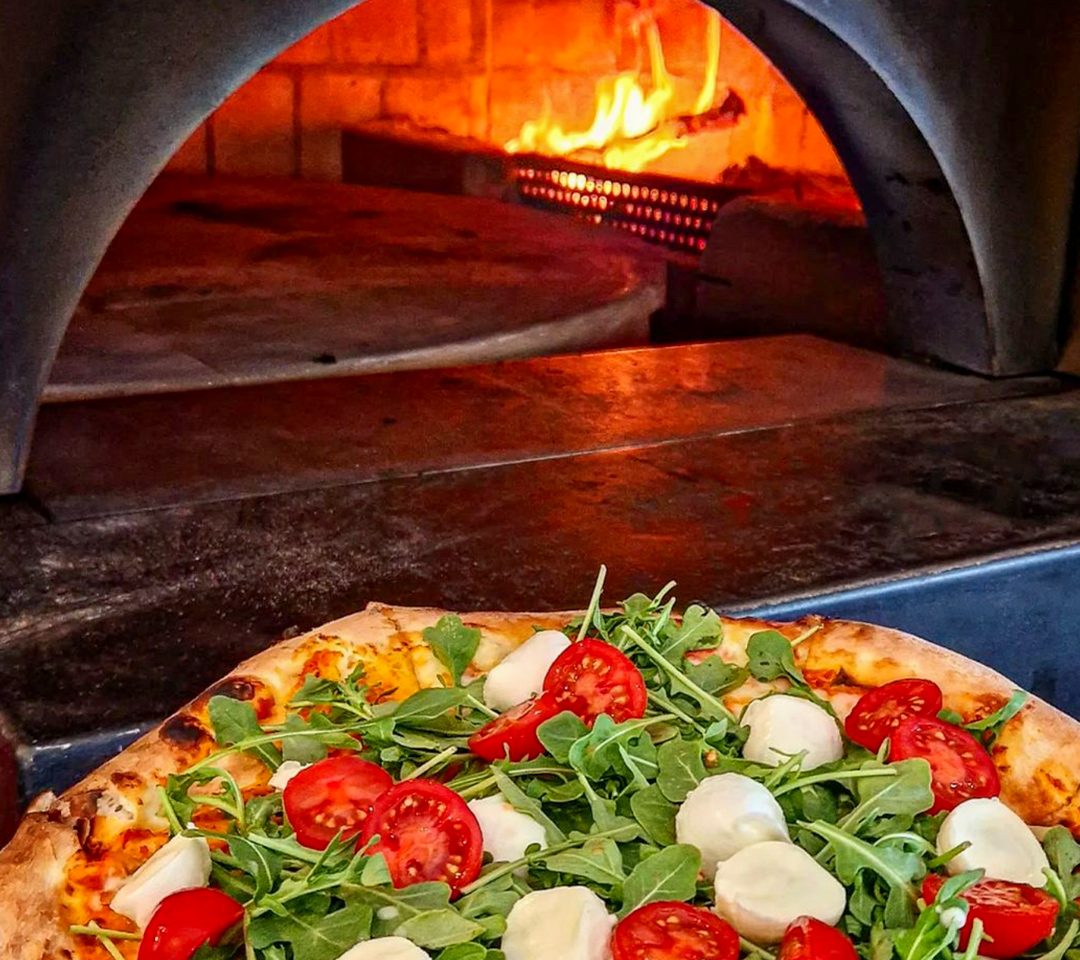 Forno a legna professionale: piano rotante o fisso? La scelta giusta per la tua pizzeria